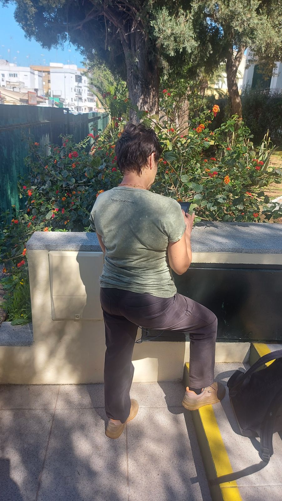 Beatriz De Haro supervisando la plantación en obra